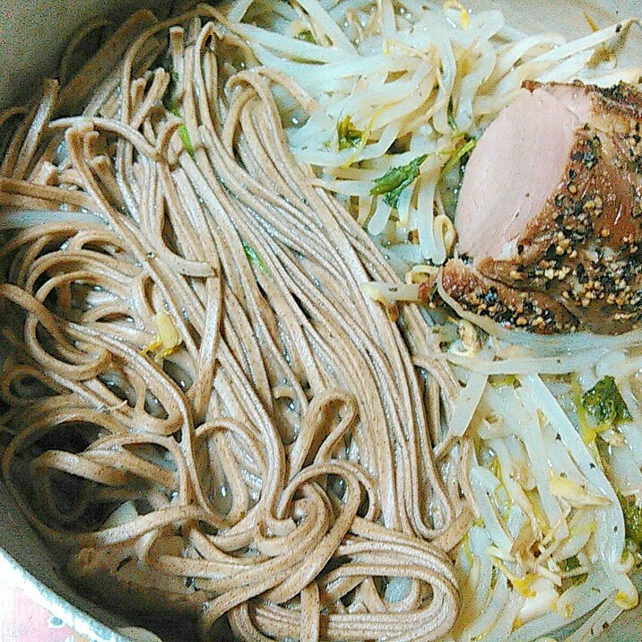 ゴージャス焼き豚☆もやし三つ葉の煮込み蕎麦